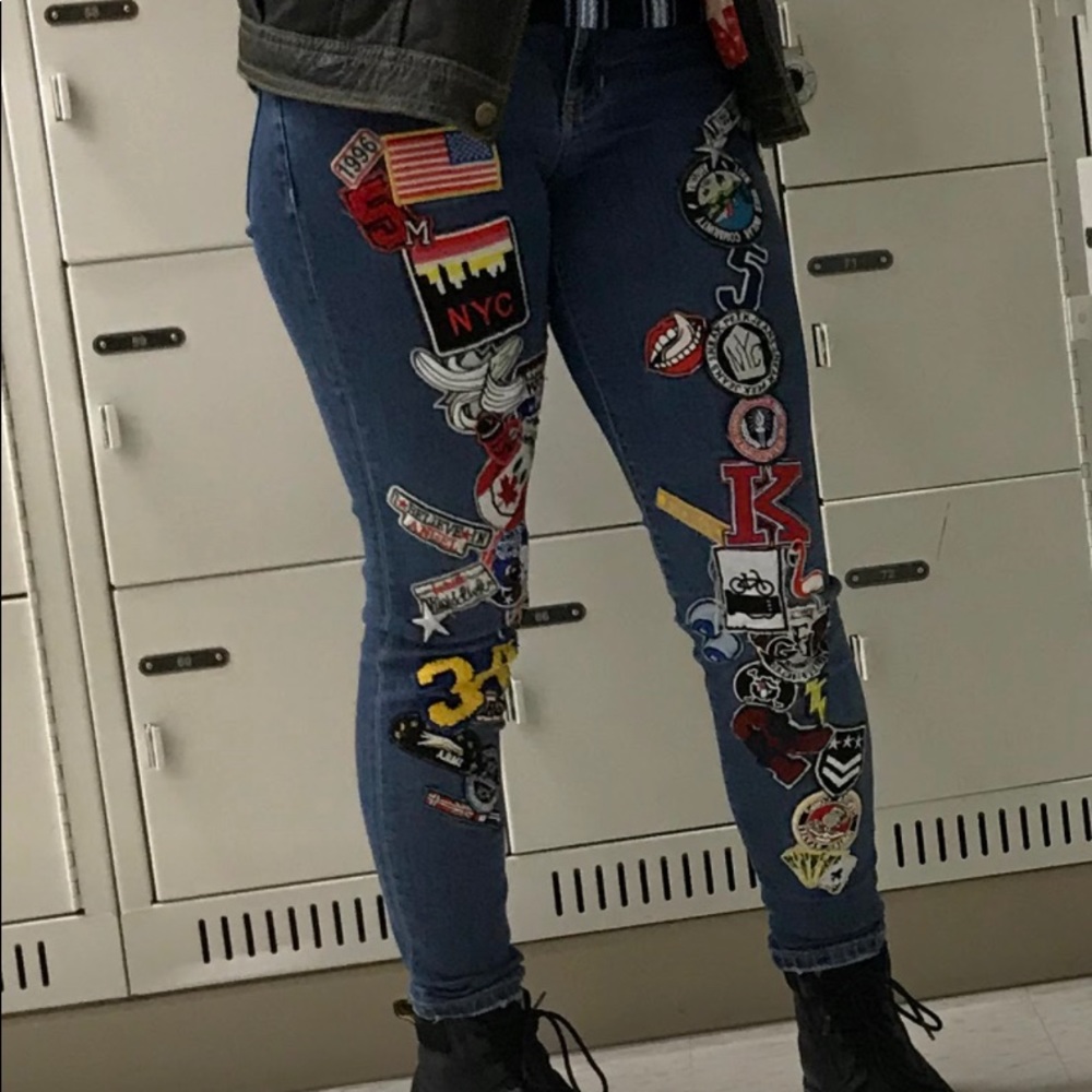 Super cool size 1 patch jeans low waisted
